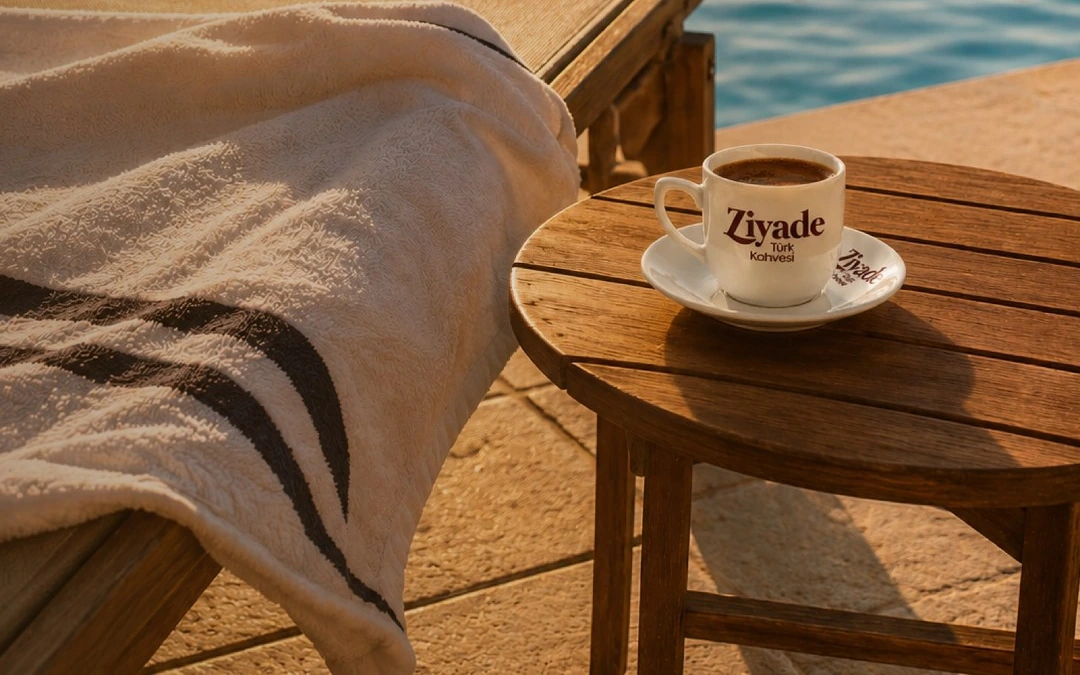 Havuz kenarında bir fincan Ziyade