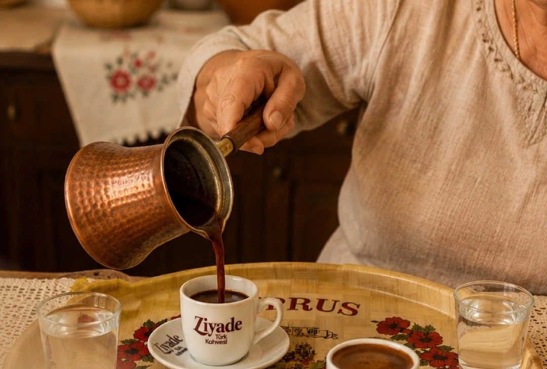 Cezveden fincanlara dökülen Türk kahvesi