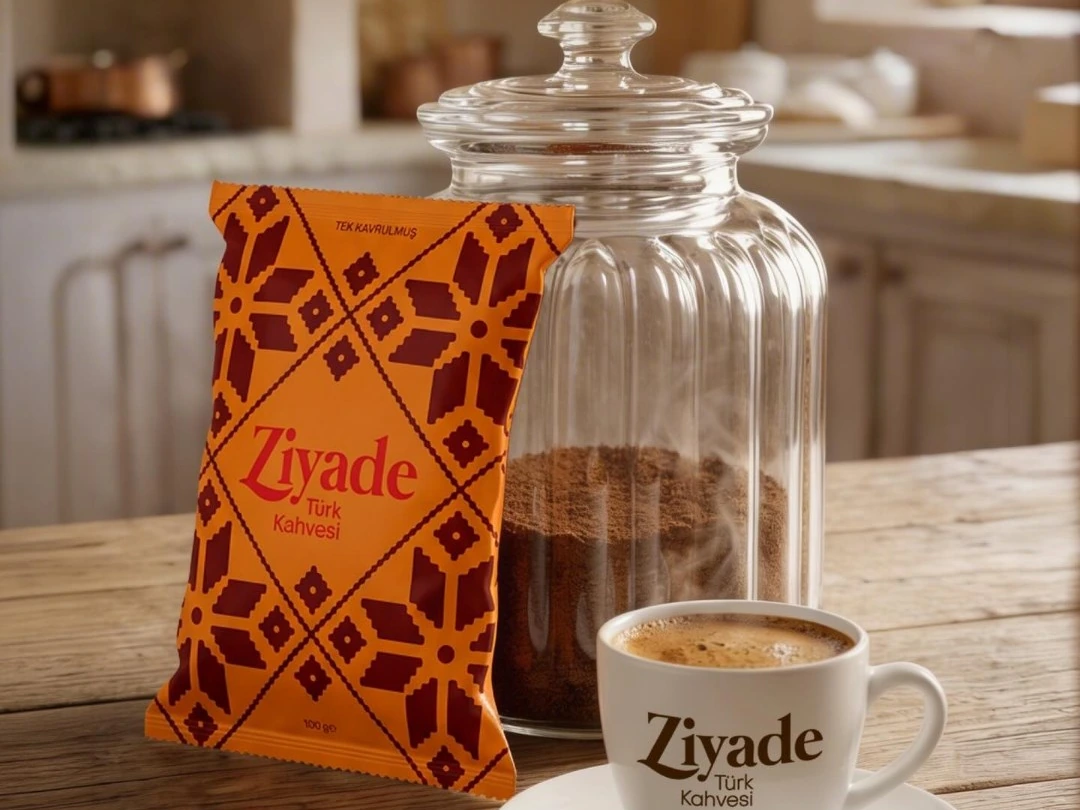 Mutfak tezgâhında Ziyade paketi, kahve kavanozu ve bir fincan