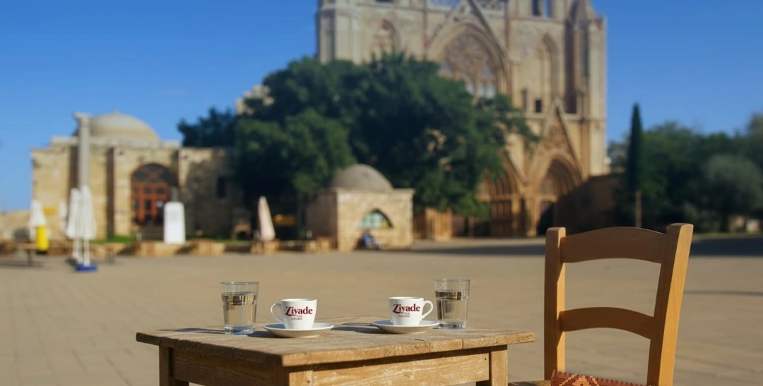 Gazimağusa'da Lala Mustafa Paşa Camii önünde Ziyade