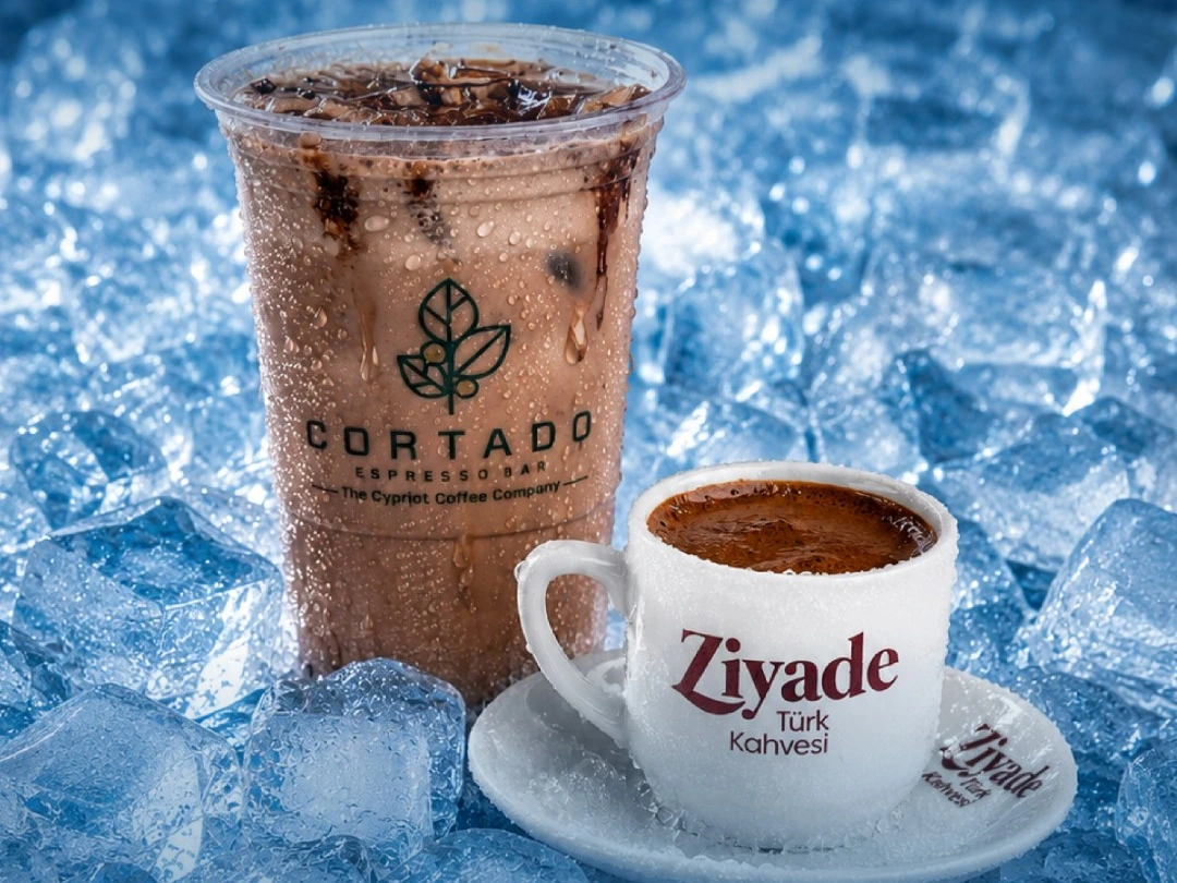 Buzlar arasında Cortado bardağında soğuk Türk kahvesi ve Ziyade fincanı